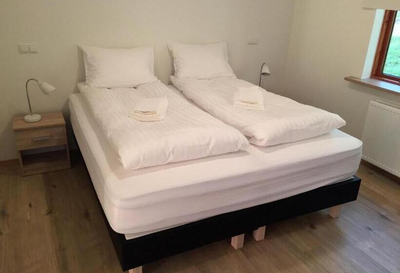 تختخواب و صبحانه Guesthouse Hvitafell