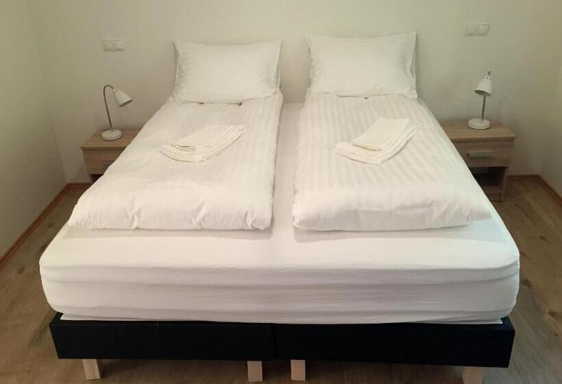 تختخواب و صبحانه Guesthouse Hvitafell