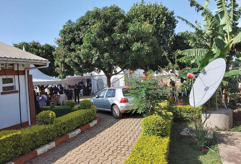 تختخواب و صبحانه Lucia Villas Mbale