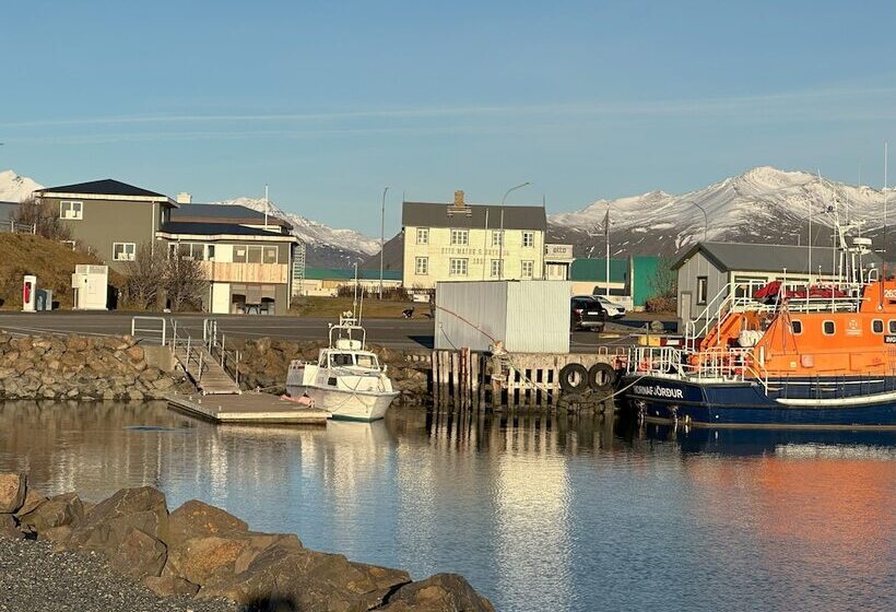 تختخواب و صبحانه Guesthouse Dyngja