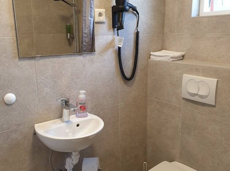 تختخواب و صبحانه Guesthouse Dyngja