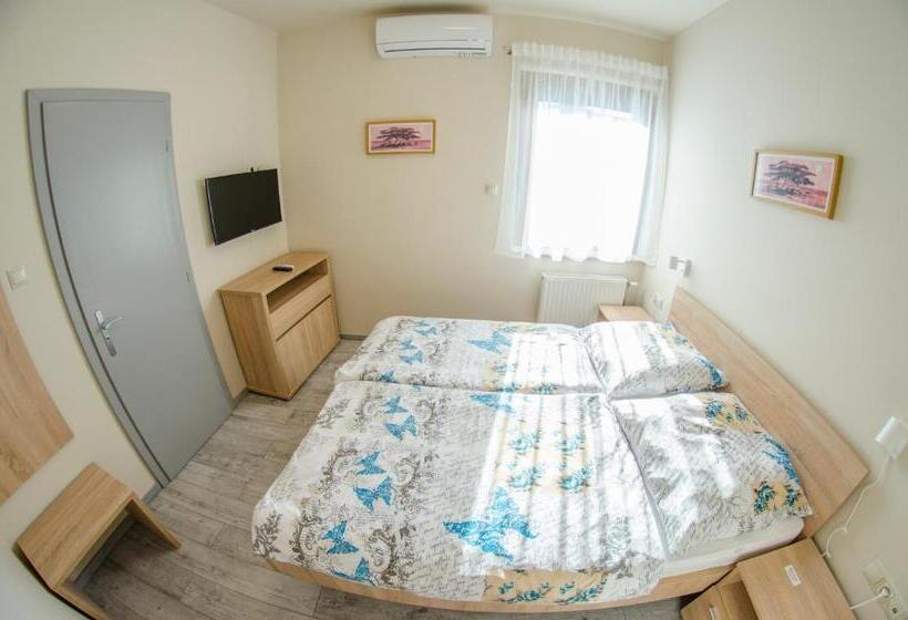 مبيت وإفطار Kolibri Panzió