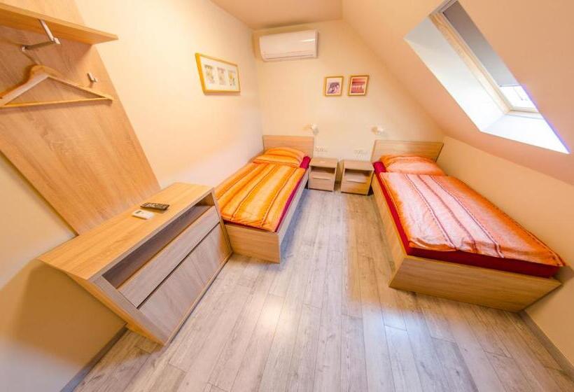 צימר Kolibri Panzió