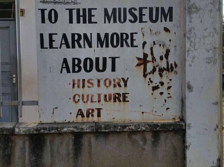 تختخواب و صبحانه Raha Leo Inn