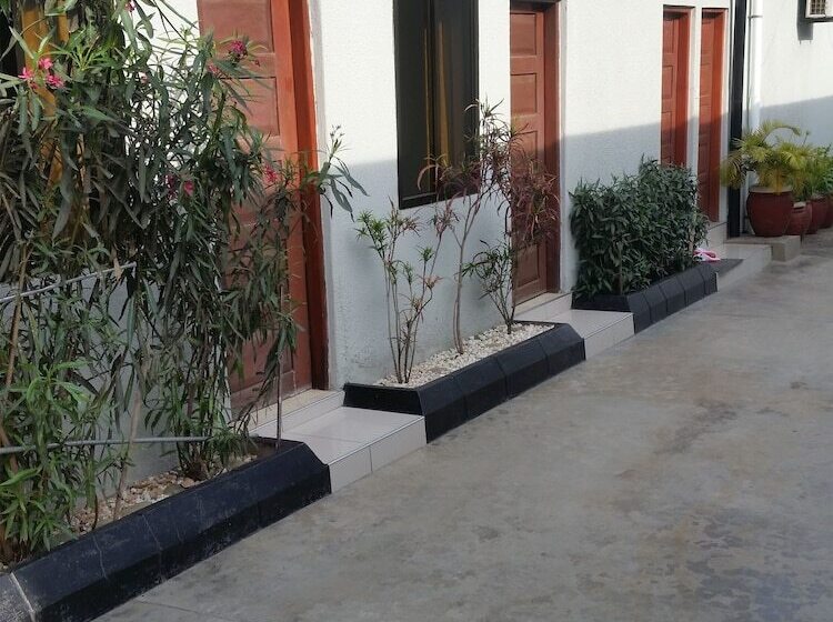 تختخواب و صبحانه Raha Leo Inn