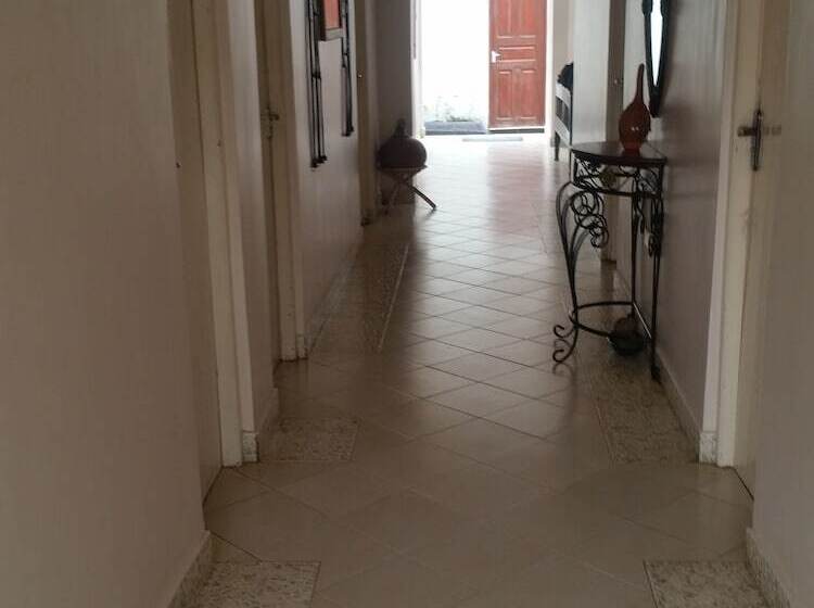 تختخواب و صبحانه Raha Leo Inn