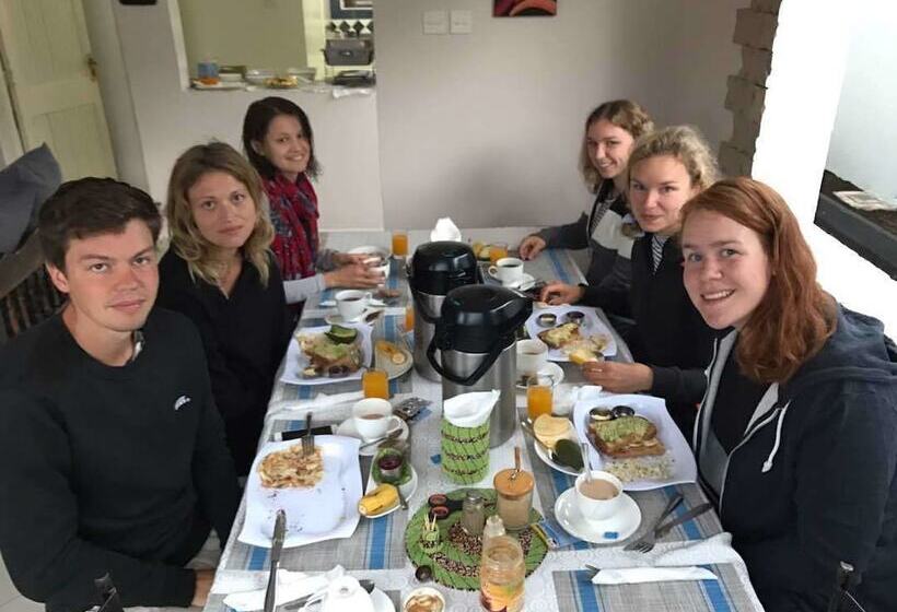 تختخواب و صبحانه Raha Leo Inn