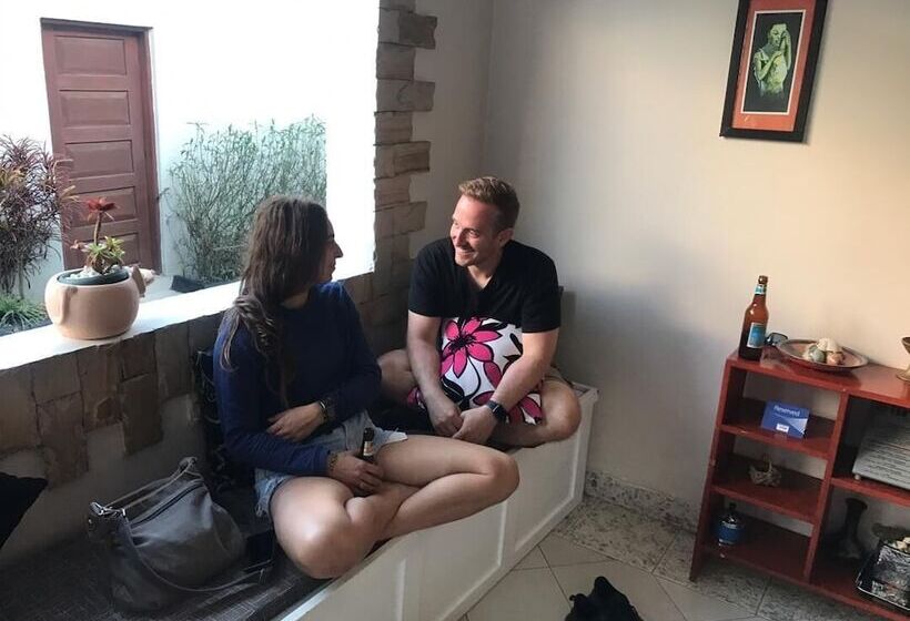 تختخواب و صبحانه Raha Leo Inn