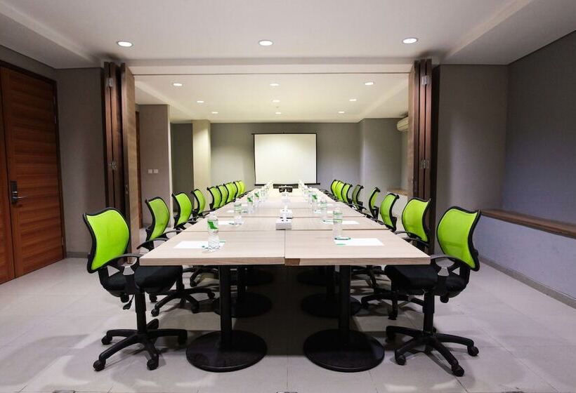 בית מלון כפרי Legreen Suite Kuningan