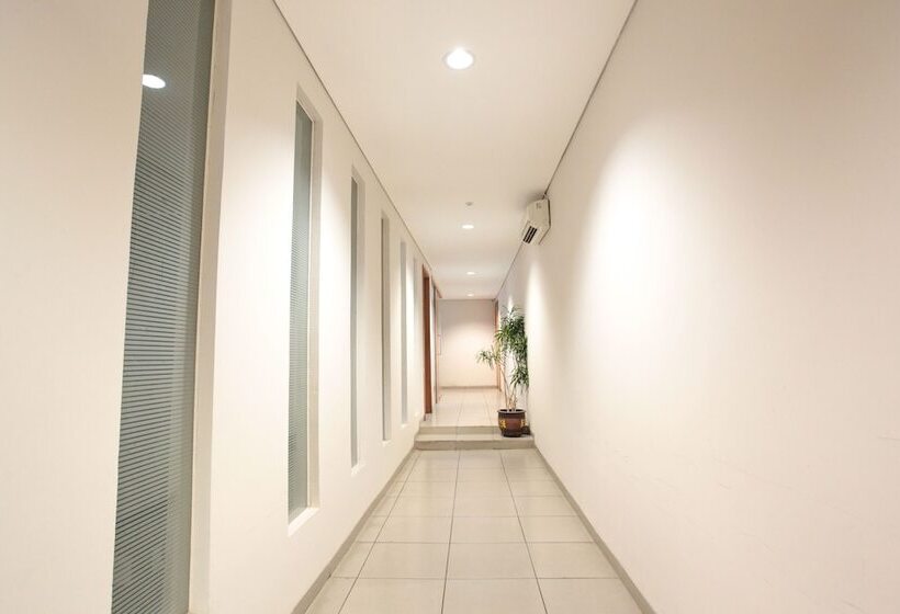 בית מלון כפרי Legreen Suite Kuningan