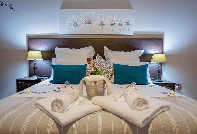 ホテル Three Oaks And An Aloe Boutique