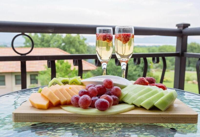 ホテル Three Oaks And An Aloe Boutique