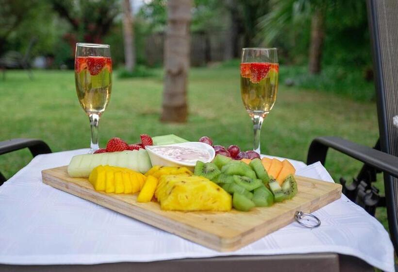 ホテル Three Oaks And An Aloe Boutique