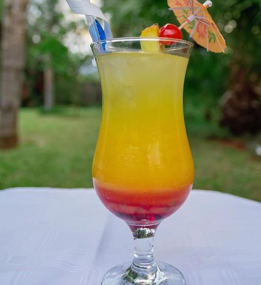 ホテル Three Oaks And An Aloe Boutique