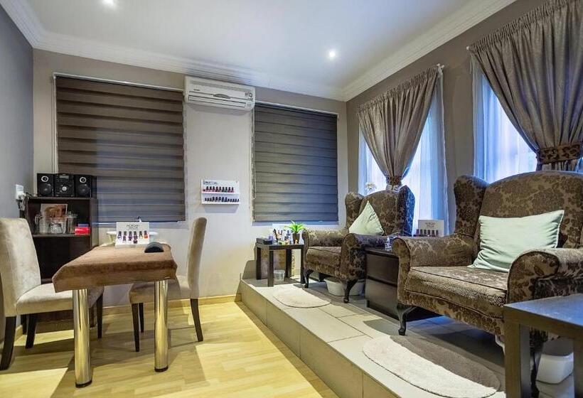 ホテル Three Oaks And An Aloe Boutique