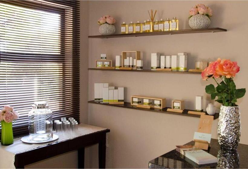 ホテル Three Oaks And An Aloe Boutique