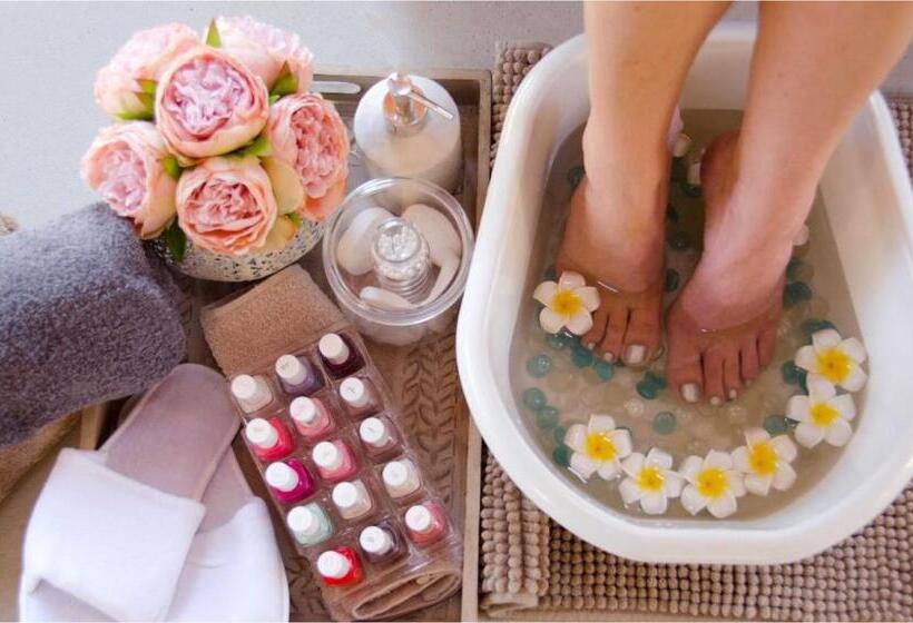 ホテル Three Oaks And An Aloe Boutique