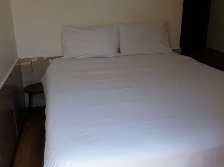 Accoustix Backpackers Hostel