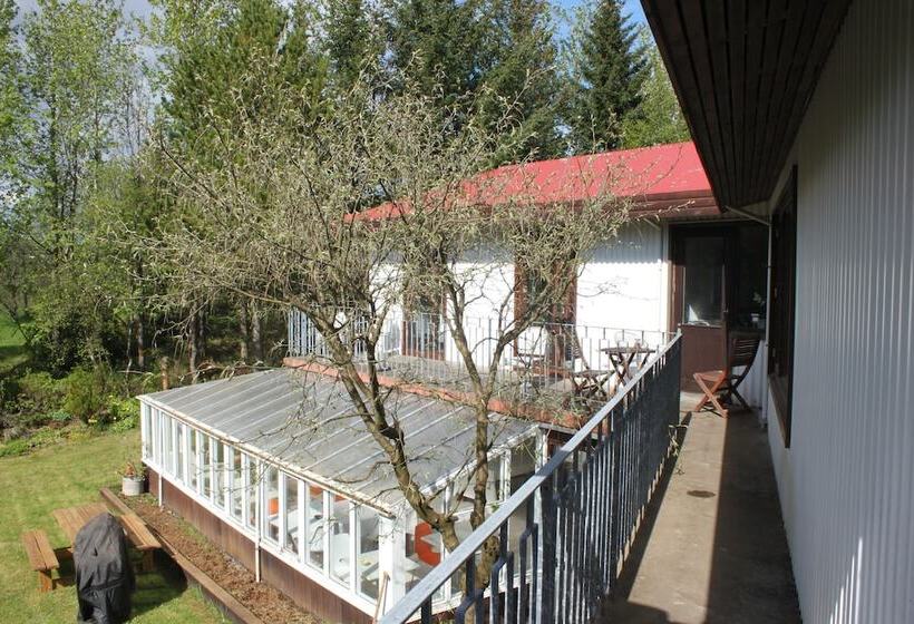 تختخواب و صبحانه Brekkugerdi Guesthouse