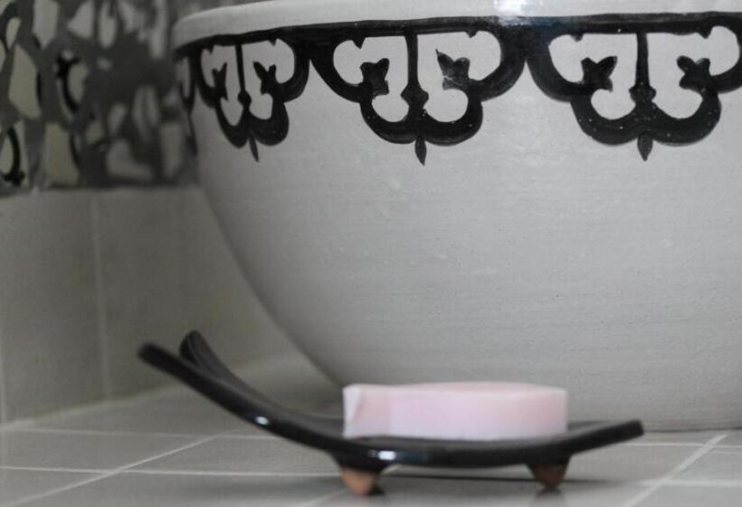 تختخواب و صبحانه Dar R'bat