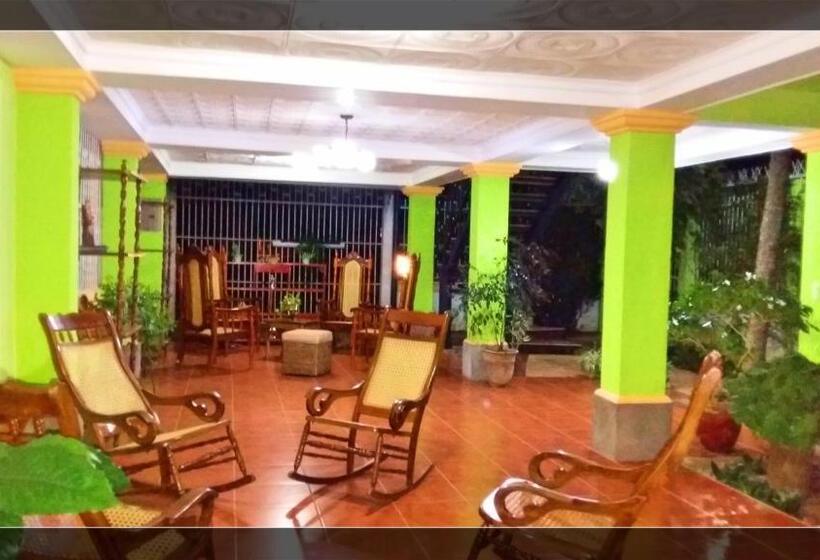 تختخواب و صبحانه Hostal San Antonio