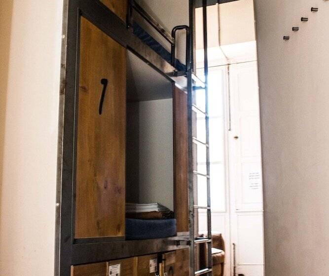 Black Swan Hostel Sevilla