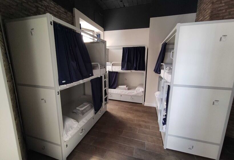 Black Swan Hostel Sevilla