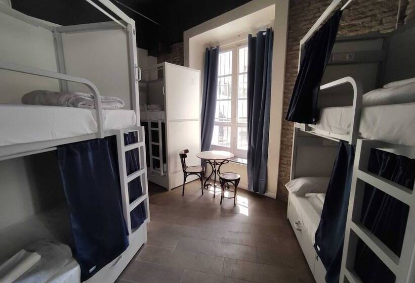 Black Swan Hostel Sevilla