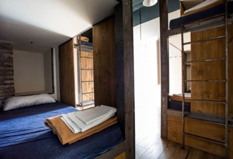 Black Swan Hostel Sevilla