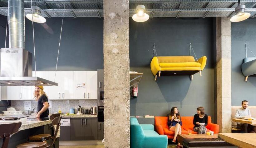 Black Swan Hostel Sevilla