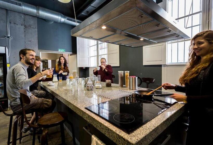 Black Swan Hostel Sevilla