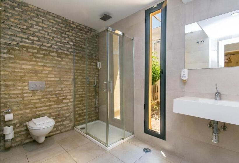 Black Swan Hostel Sevilla