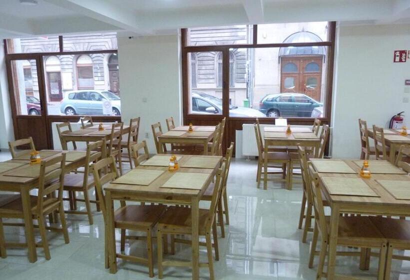 Center Hostel And Guest House