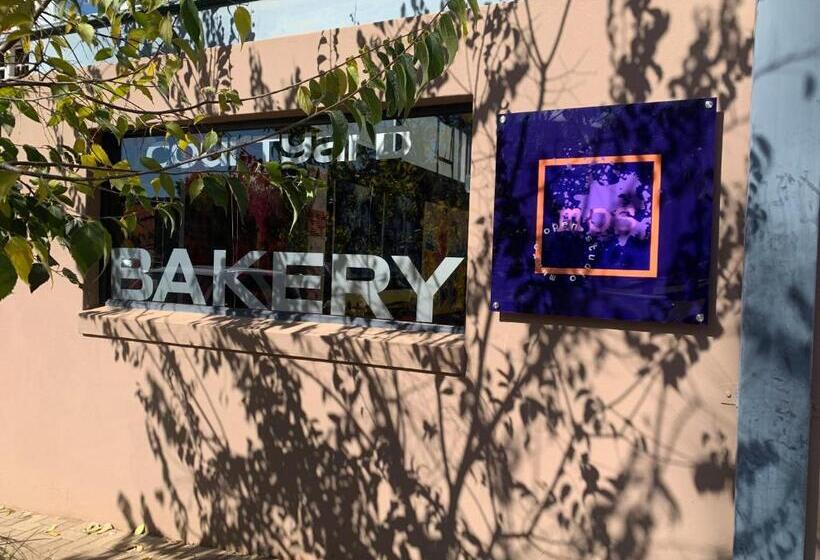 فندق The Courtyard Guest House