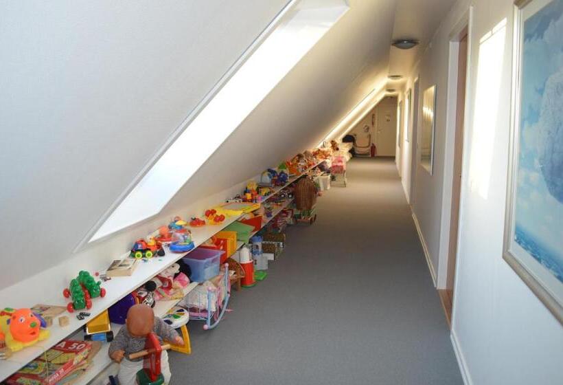 Give Bed & Breakfast