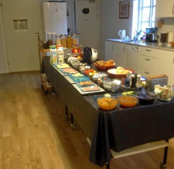 Give Bed & Breakfast