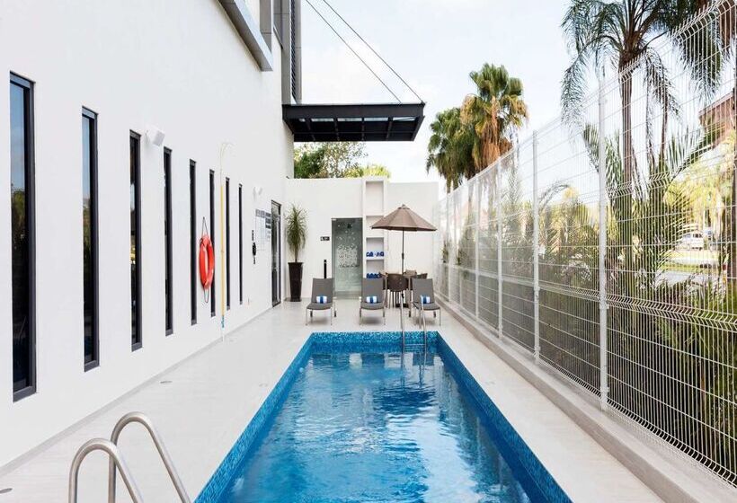 هتل Hampton Inn By Hilton Cancun Cumbres