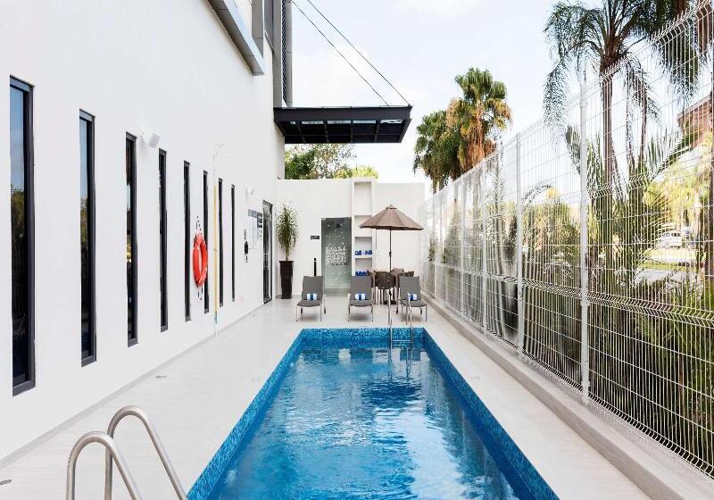 هتل Hampton Inn By Hilton Cancun Cumbres