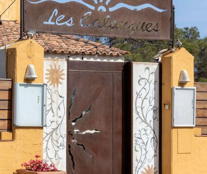 Отель Hôtel Les Calanques