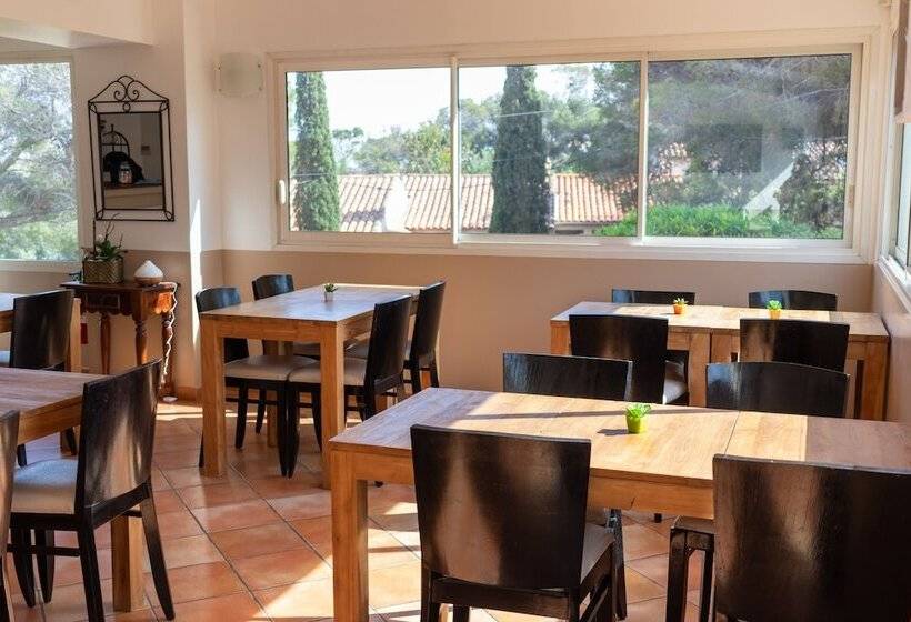 Отель Hôtel Les Calanques