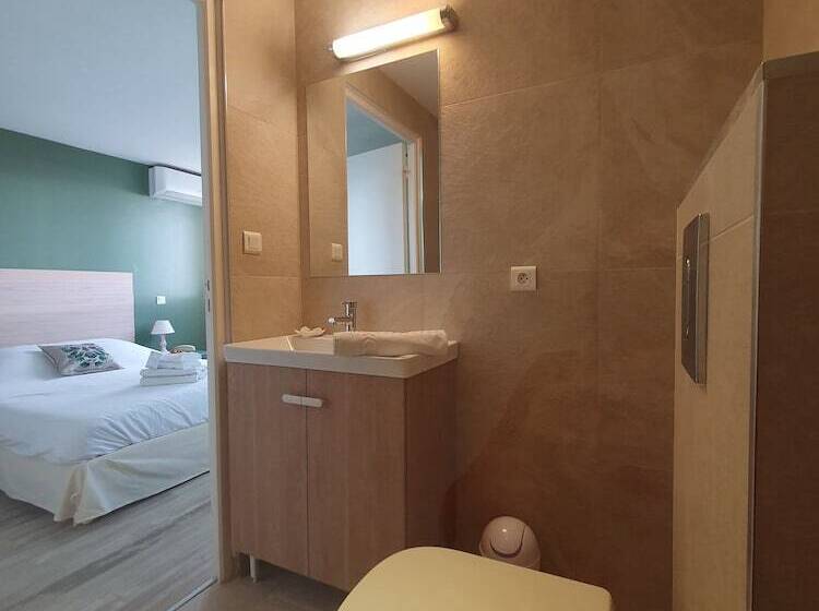 Отель Hôtel Les Calanques