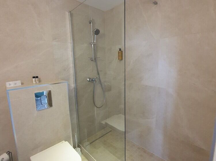 Отель Hôtel Les Calanques