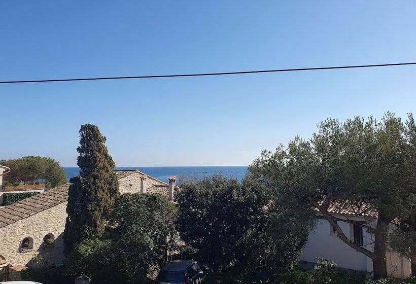 Отель Hôtel Les Calanques