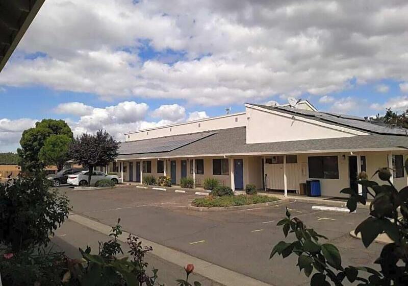 فندق على الطريق Super 8 By Wyndham Dunnigan