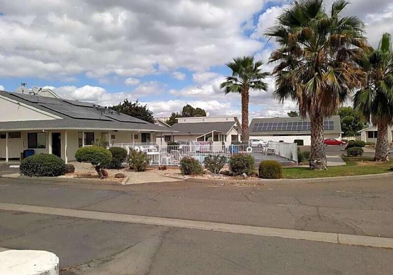 فندق على الطريق Super 8 By Wyndham Dunnigan