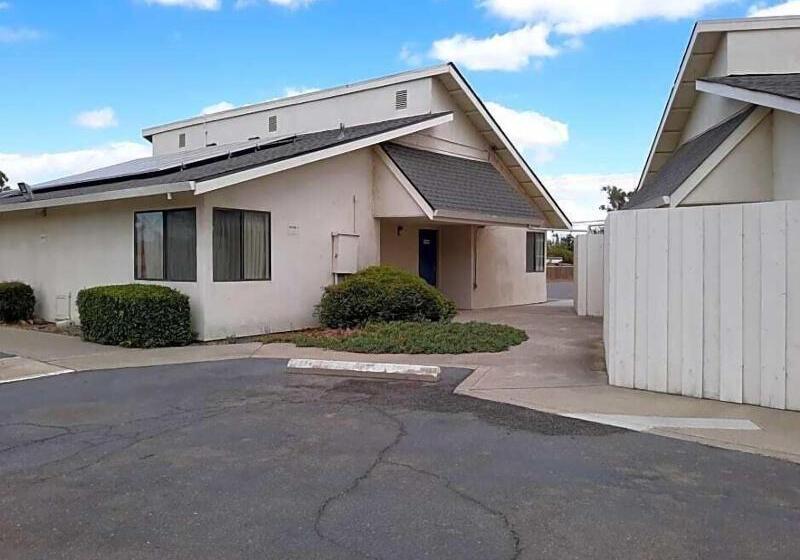 فندق على الطريق Super 8 By Wyndham Dunnigan