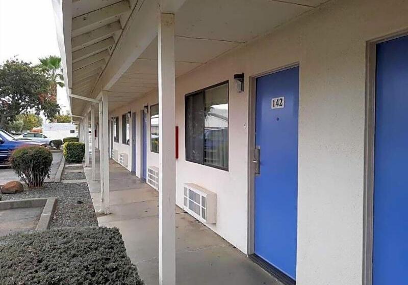 فندق على الطريق Super 8 By Wyndham Dunnigan