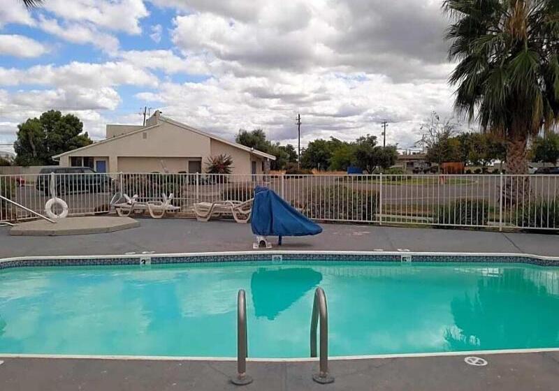 فندق على الطريق Super 8 By Wyndham Dunnigan