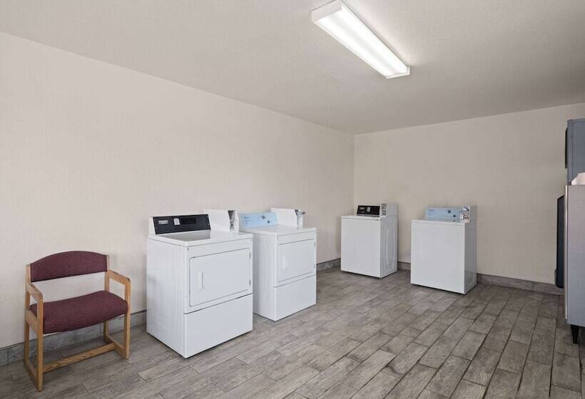 فندق على الطريق Super 8 By Wyndham Dunnigan