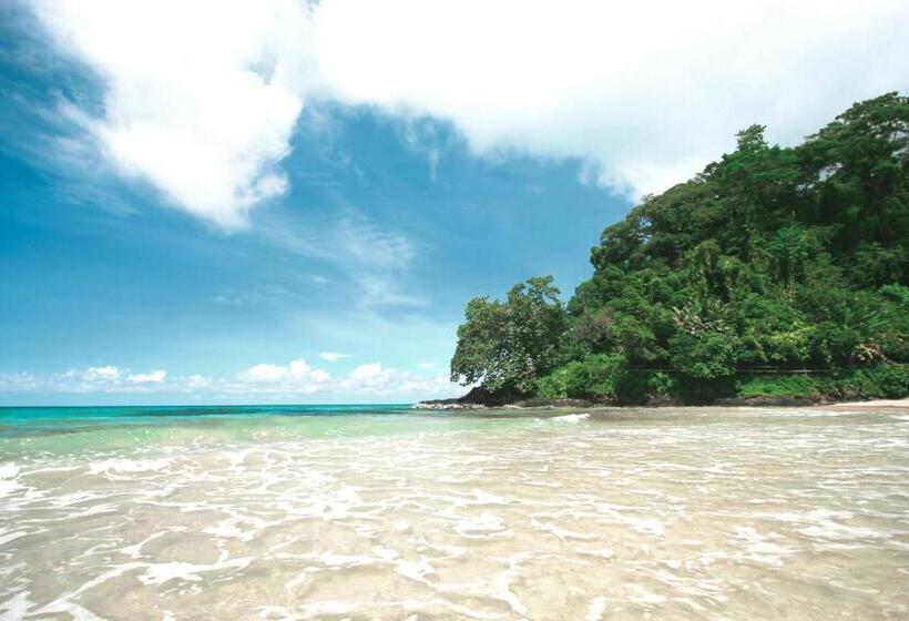 Red Frog Beach Island Resort